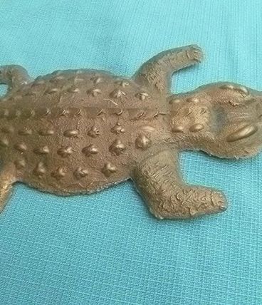 crocodile en métal moulé , vintage