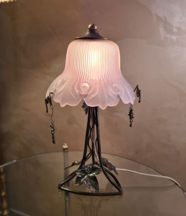 lampe fer forgé , avec  belle abat jour  verre blanc  moulé 