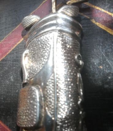 Broche métal argenté "sac de golf" pièce unique