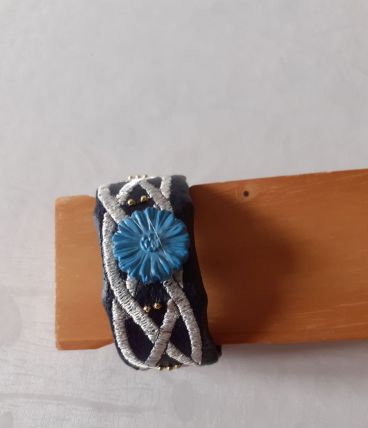Bracelet en tissu skaï bleu marine brodé,bouton bleu fleurs 