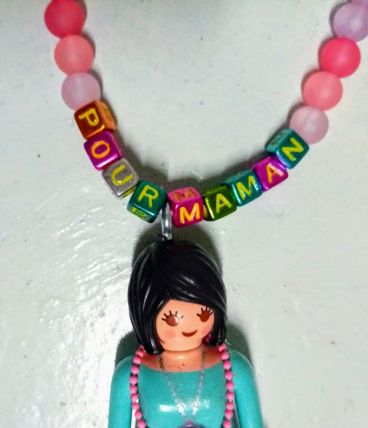 Collier Playmobil, "pour maman", perles roses