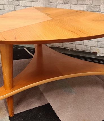 table scandinave pieds fuseau tres bonne stabilité; trace d 