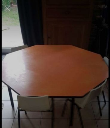 Grand table avec 4 chaises maternelle année 70