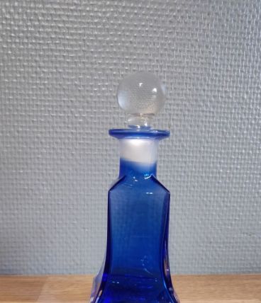 petit flacon bleu avec bouchon rond transparent