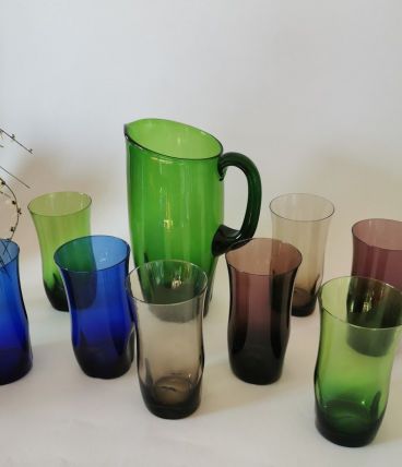 Verres colorés et carafe vintage 1960