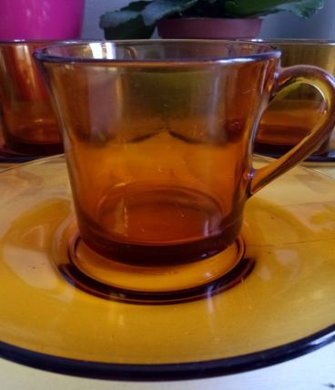 Lot de 7 tasses et 7 soucoupes Duralex orange/ambré vintage