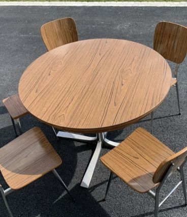 Table et chaises en Formica