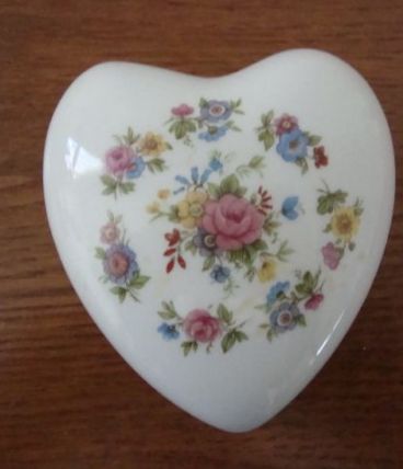 Boite à bijoux coeur en porcelaine anglaise