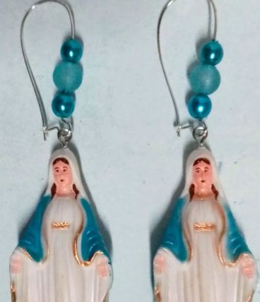 Boucles d'oreilles vierge Marie, statuettes résine et perles