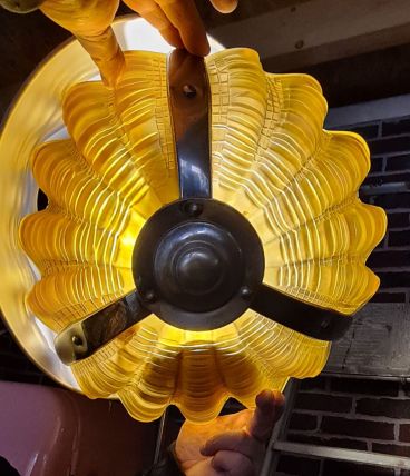 lustre coquille   art deco 1930    verre moulé  epais non si