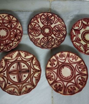 Assiettes  en céramique décorées en cuivre