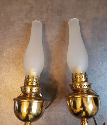 Appliques en laiton et opaline, années 70. Possib. Paris IX.