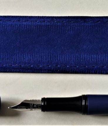 STYLO PLUME A  CHIEN BLEU