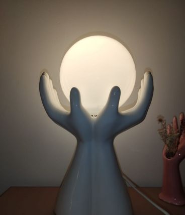 Lampe main céramique et globe opaline