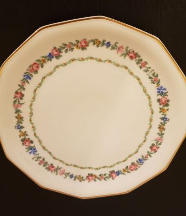 11 assiettes en porcelaine 12 cotés liseré petites fleurs 