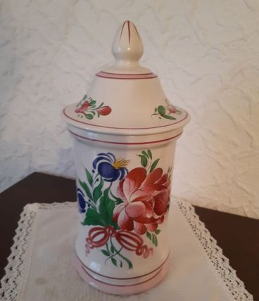 Comprenant 1 vase hauteur 38 cm largeur 15 cm, 1 soupière ha