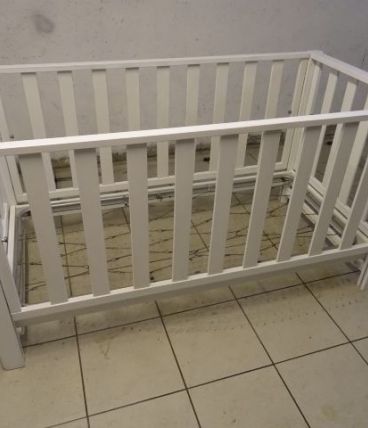  lit enfant à barreaux réglables en hauteur bois laqué blanc
