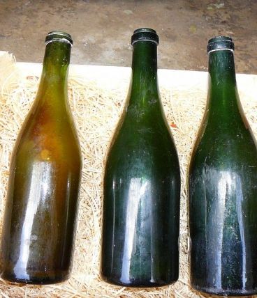3 anciennes bouteilles bourguignonne
