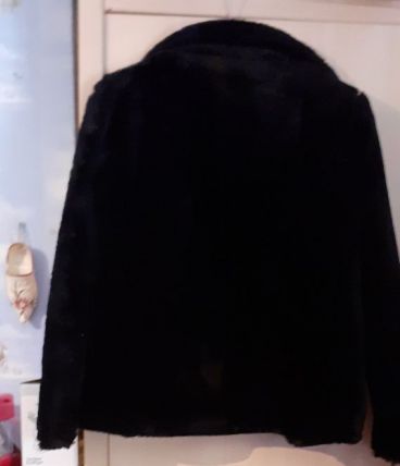 Boléro Imitation Fourrure Noire avec Doublure.