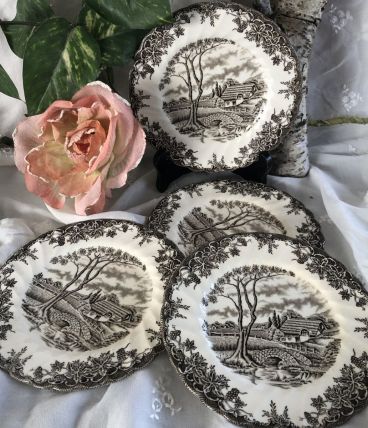 4 assiettes à pain en porcelaine anglaise