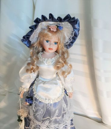 "Sissi" Jolie poupée  en porcelaine