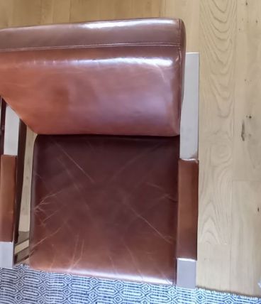 Paire de fauteuils cuir marron et chrome