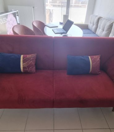 Canapé-lit en velour rouge en très bon état