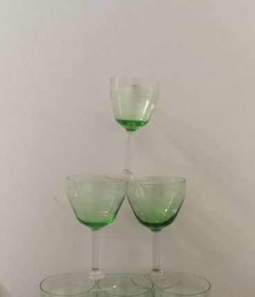 7 verres  de couleur vert avec motifs 