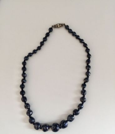 Collier ras de cou en perles de verre noires