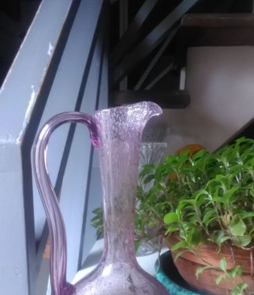 Jolie carafe en verre soufflé à la bouche rose (années 50)