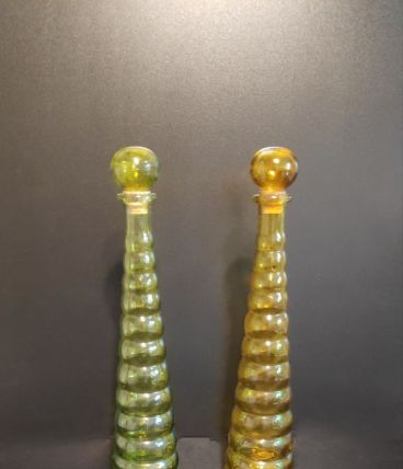 carafes en verre coloré jaune et vert