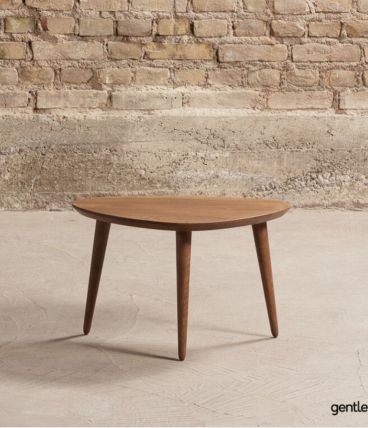 Table basse sur-mesure en noyer massif teinté