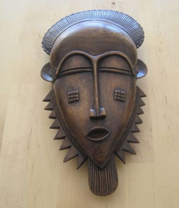 Masque africain en bois   longueur 36.50 cm  hauteur 8 cm 