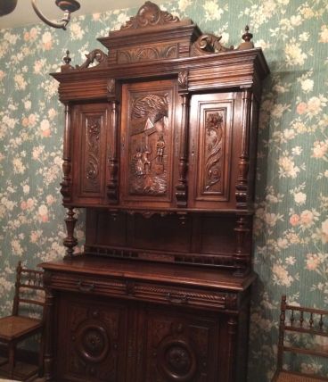 Buffet Henri II . Très bien entretenu