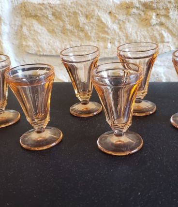 6 verres roses à pied à liqueur