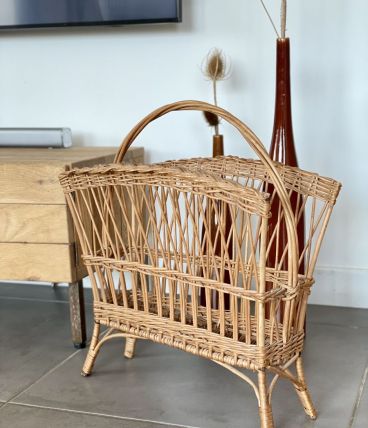 Magnifique porte-revue vintage en osier 