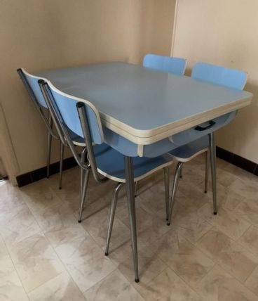 Table cuisine vintage bleu avec 2 rallonges et 4 chaises Ble