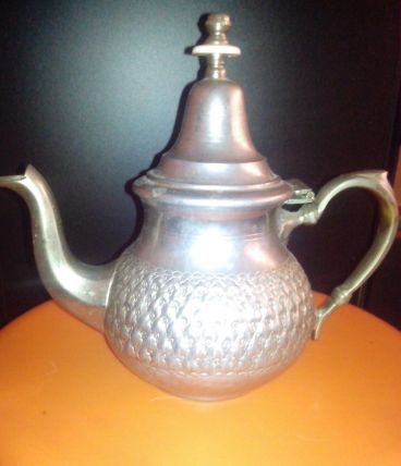 Théière ou cafetière orientale en métal
