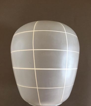 Globe en verre opaque transparent strié de lignes blanches