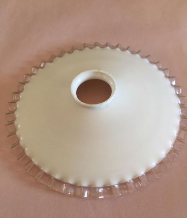 Abat-jour jupé en opaline blanche et pourtour en verre 
