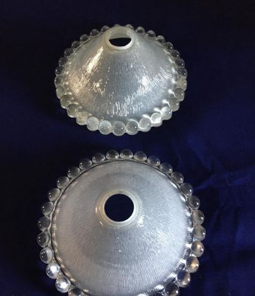 2 Abats-jour en verre épais et bords perlés