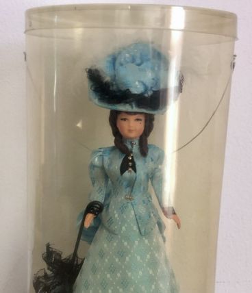 Poupée régionale folklorique - Paris 