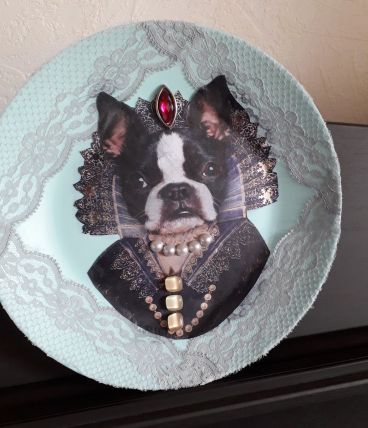 ASSIETTE DECORATIVE CHIEN  HUMANISE
