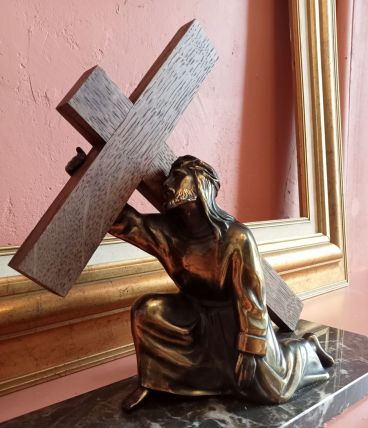 Statuette Jésus-Christ portant sa croix