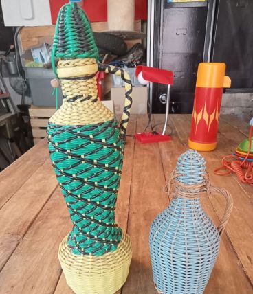 Lot 2 bouteilles vintage scoubidou