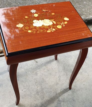 BOITE A MUSIQUE SUR PIEDS