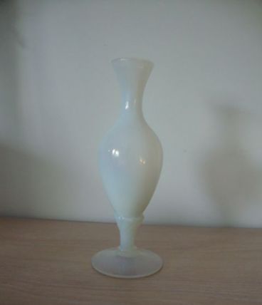 Vase soliflore en opaline blanche  opalescente