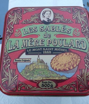 Jolie boite rouge en métal, décoration rangement