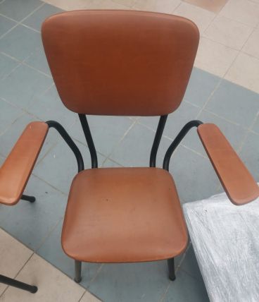 Chaise vintage de couleur rouge marron verte 