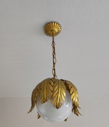 suspension dorée et globe blanc